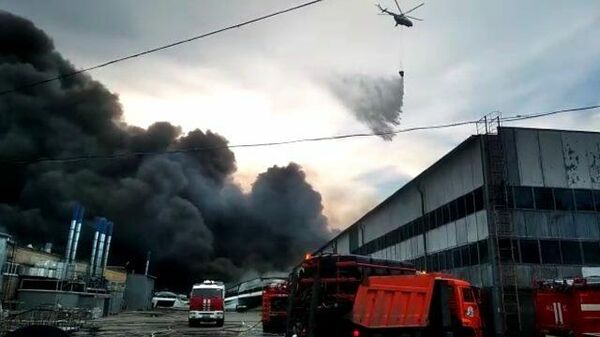 Кадры тушения пожара при помощи вертолета МЧС на складе в Самаре