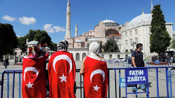 Люди возле Собора Святой Софии в Стамбуле, Турция