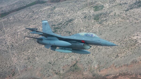 Истребитель ВВС США F-16 заходит на посадку на авиабазе Холломен в штате Нью-Мексико, США