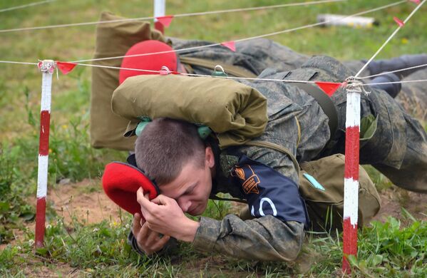 Участники всеармейского этапа конкурса военной полиции Страж порядка преодолевают полосу препятствий в Московской области