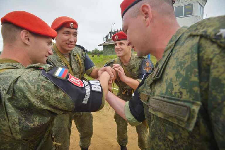 Участники всеармейского этапа конкурса военной полиции Страж порядка на огневом рубеже в Московской области