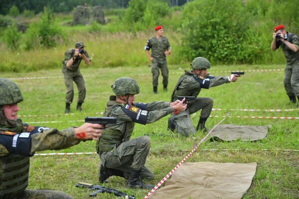 Участники всеармейского этапа конкурса военной полиции Страж порядка на огневом рубеже в Московской области