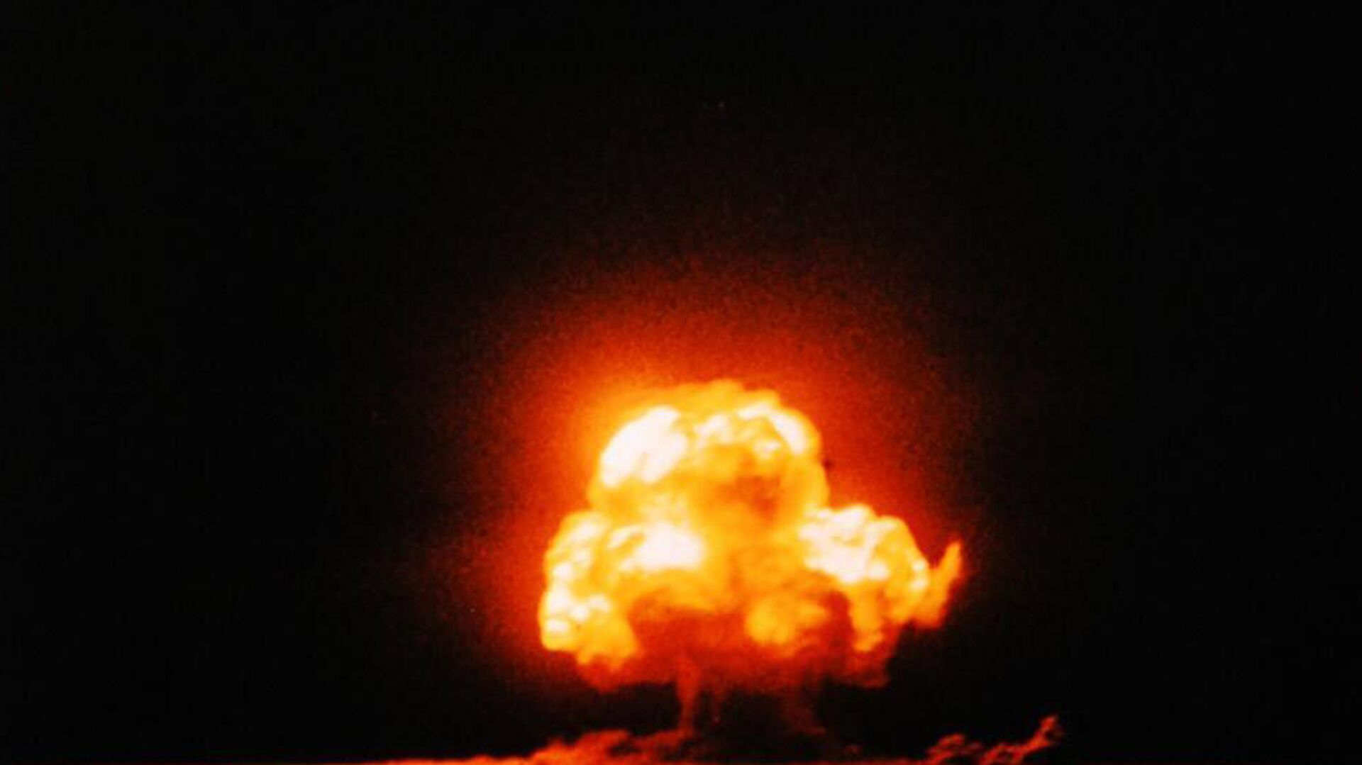 Первое в истории испытание  атомного оружия в Нью-Мексико, в местечке Аламогордо, США. 16 июля 1945 - РИА Новости, 1920, 06.10.2021