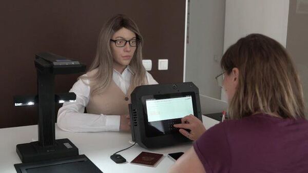 Робот с человеческим лицом: девушка-андроид работает в пермском МФЦ