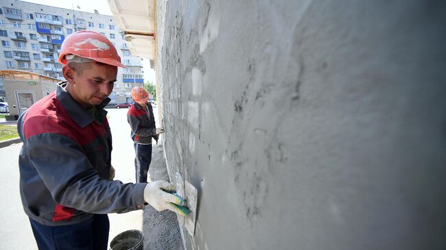 Шпаклевка фасада жилого дома во время капитального ремонта