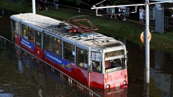 Трамвай, подтопленный после мощного ливня на улице Переходной в центре Краснодара