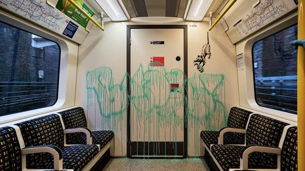 Новая работа Banksy в Лондонском метро