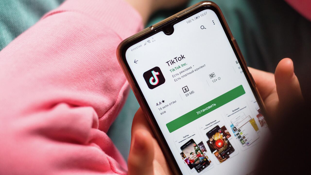 СМИ: TikTok на фоне угрозы запрета в США может уволить ключевого сотрудника  - РИА Новости, 21.04.2024