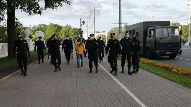 Сотрудники ОМОН на проспекте Независимости в Минске. 14 июля 2020