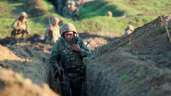 Армянские военные занимают позиции на линии фронта в Тавушской области, Армения
