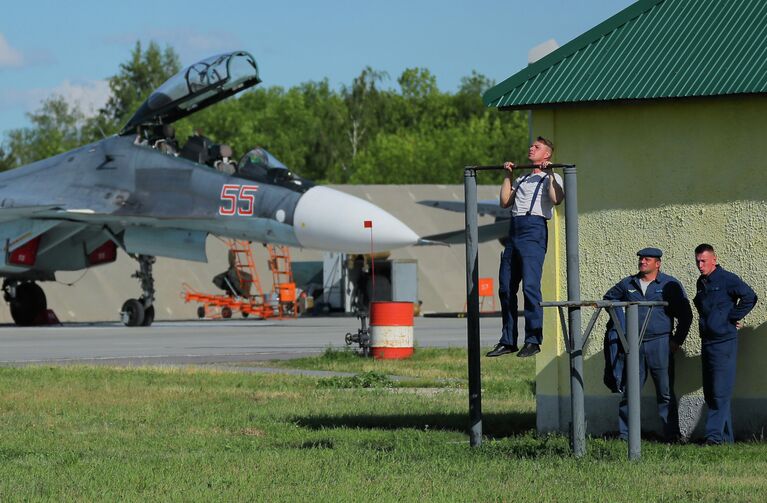 Тренировка авиатехников истребителя Су-30 в Государственном центре подготовки авиационного персонала и войсковых испытаний министерства обороны РФ им. В. П. Чкалова в Липецке