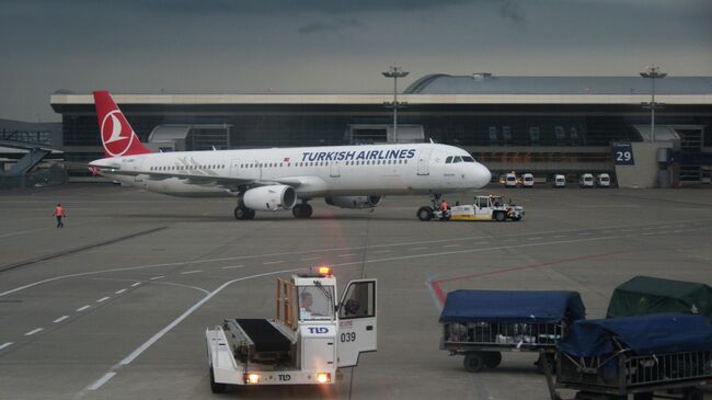 Самолет Airbus A321 авиакомпании Turkish Airlines в аэропорту Внуково в Москве