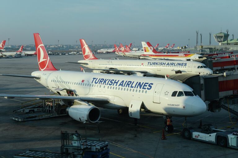 Самолеты авиакомпании Turkish Airlines в Международном аэропорту имени Ататюрка в Стамбуле