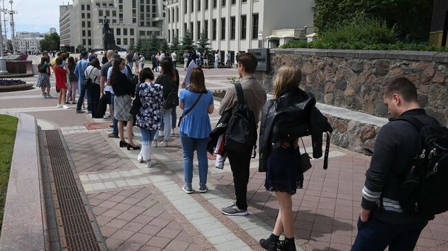 Очередь, чтобы подать жалобу в Центризбирком, у Дома правительства в Минске