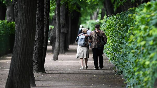 Горожане отдыхают в Летнем саду в Санкт-Петербурге