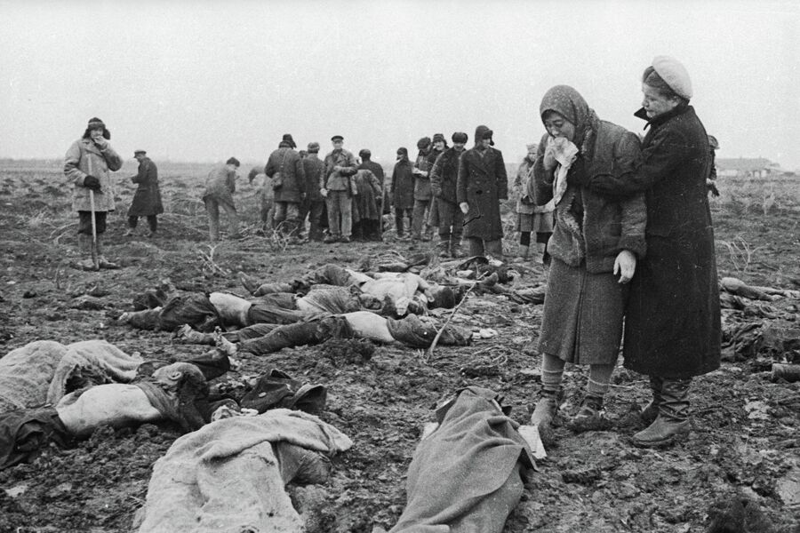 Жители Керчи опознают расстрелянных фашистами советских граждан, трупы которых были извлечены из противотанкового рва