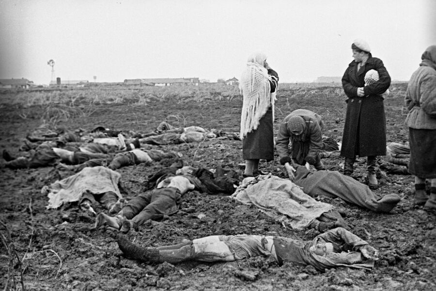 Жители Керчи опознают расстрелянных фашистами советских граждан, трупы которых были извлечены из противотанкового рва