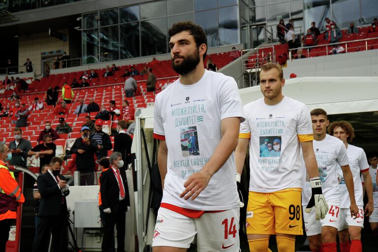 Игроки ФК Спартак на поле в футболках с надписью Пожалуйста, дышите! Игроки ФК Спартак на поле в футболках с надписью Пожалуйста, дышите!