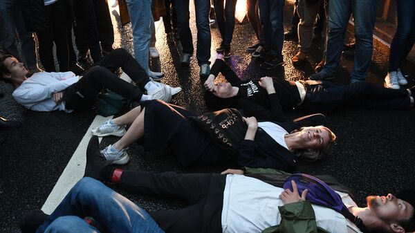 Участники несанкционированной акции за отмену поправок в Конституцию РФ на Пушкинской площади в Москве