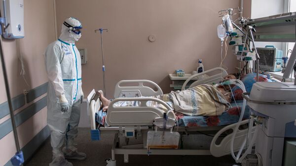 Медицинский работник Тверской областной клинической больницы в палате с коронавирусными больными