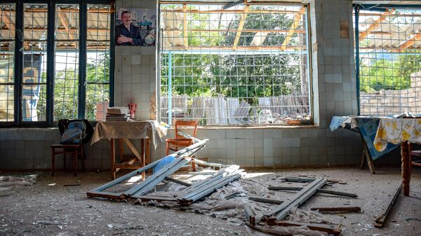 Повреждения в жилом доме, пострадавшем в результате обстрела на азербайджано-армянской границе в селе Агдам Товузского района Азербайджана