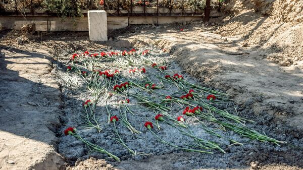 Место захоронение мирного жителя Азиза Азизова, пострадавшего в результате обстрела на азербайджано-армянской границе в селе Агдам Товузского района Азербайджана