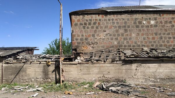 Повреждения в жилом доме, пострадавшем в результате обстрела на армяно-азербайджанской границе в селе Неркин Кармирахпюр в Армении