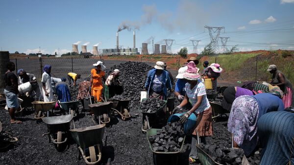 Женщины набирают уголь в тачки в ЮАР