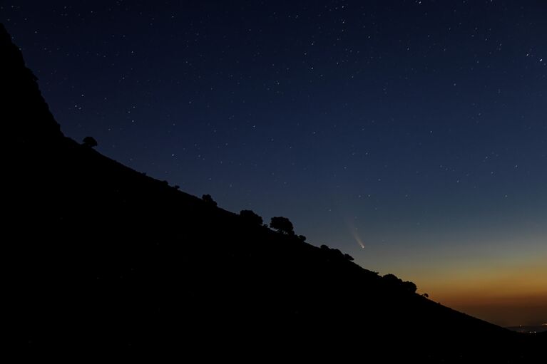 Комета C/2020 F3 пролетает над городом Ронда, Южная Испания