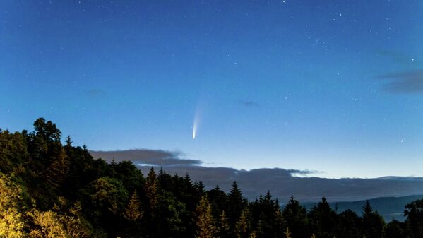 Комета C/2020 F3 пролетает над Наёро, Хоккайдо, Япония