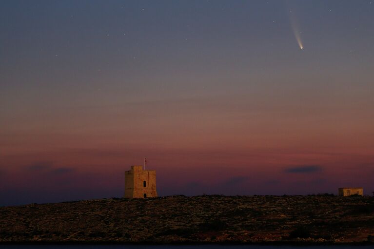 Комета C/2020 F3 пролетает над Мальтой