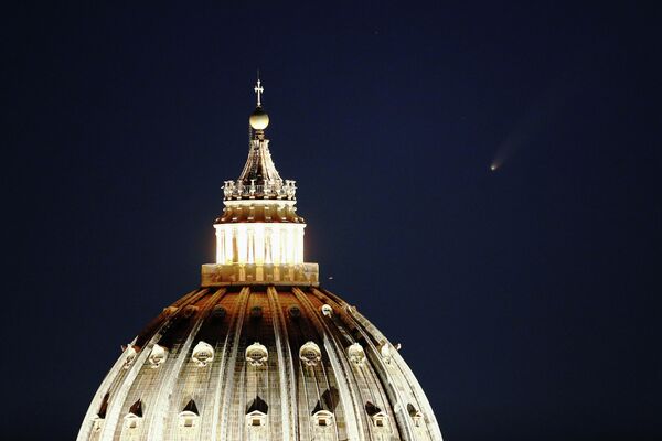 Комета C/2020 F3 пролетает над Римом, Италия