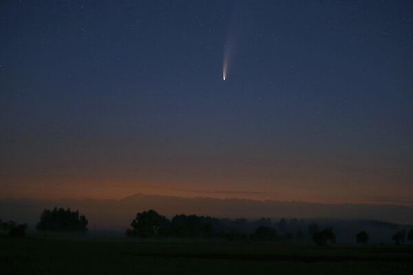 Комета C/2020 F3 пролетает над Бад-Вёрисхофен, Германия