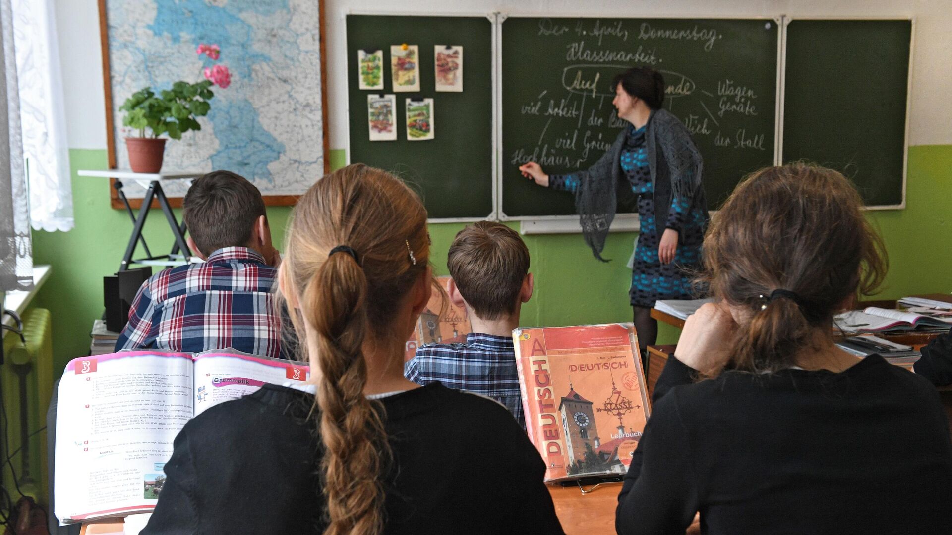 Ученики на уроке в школе деревне Аполлоновка в Омской области - РИА Новости, 1920, 18.01.2021