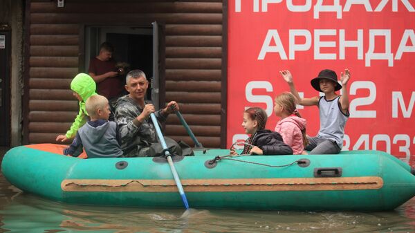 Житель Иркутска перевозит детей на надувной лодке