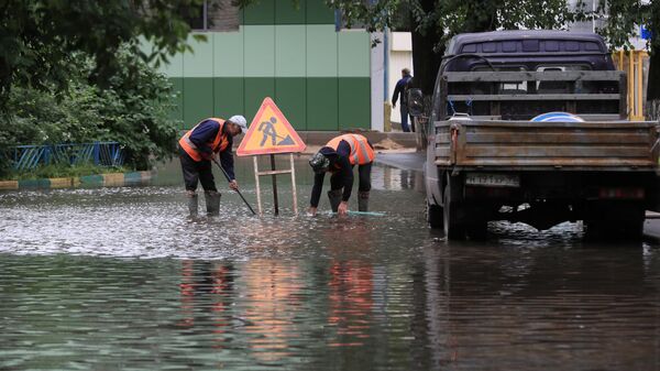 Работники коммунальных служб откачивают воду на улице Вокзальная в Красногорске