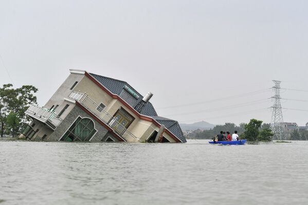 Последствия наводнения в округе Поянху, провинция Цзянси, Китай