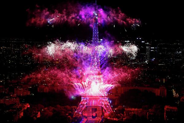 Фейерверк у Эйфелевой башни во время празднования Дня взятия Бастилии в Париже, Франция