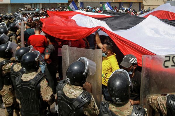 Антиправительственные протесты во время визита премьер-министра Ирака Мустафы аль-Кадими в Басру, Ирак