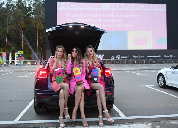 Группа Квинс (Queens) на открытия кинопаркинга от Московского транспорта
