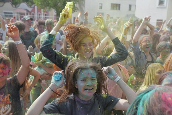Люди на фестивале ColorFest в Минске