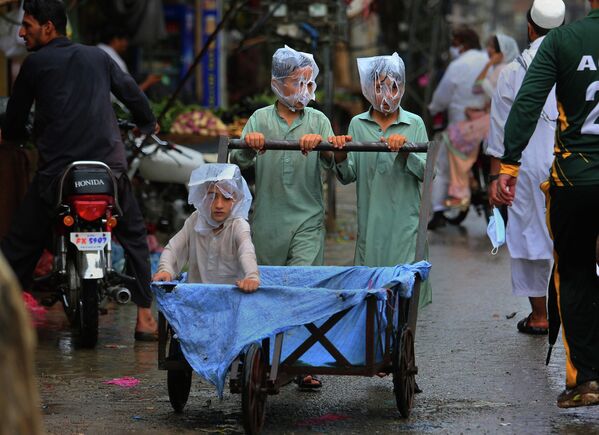 Подростки во время дождя в Пешаваре, Пакистан