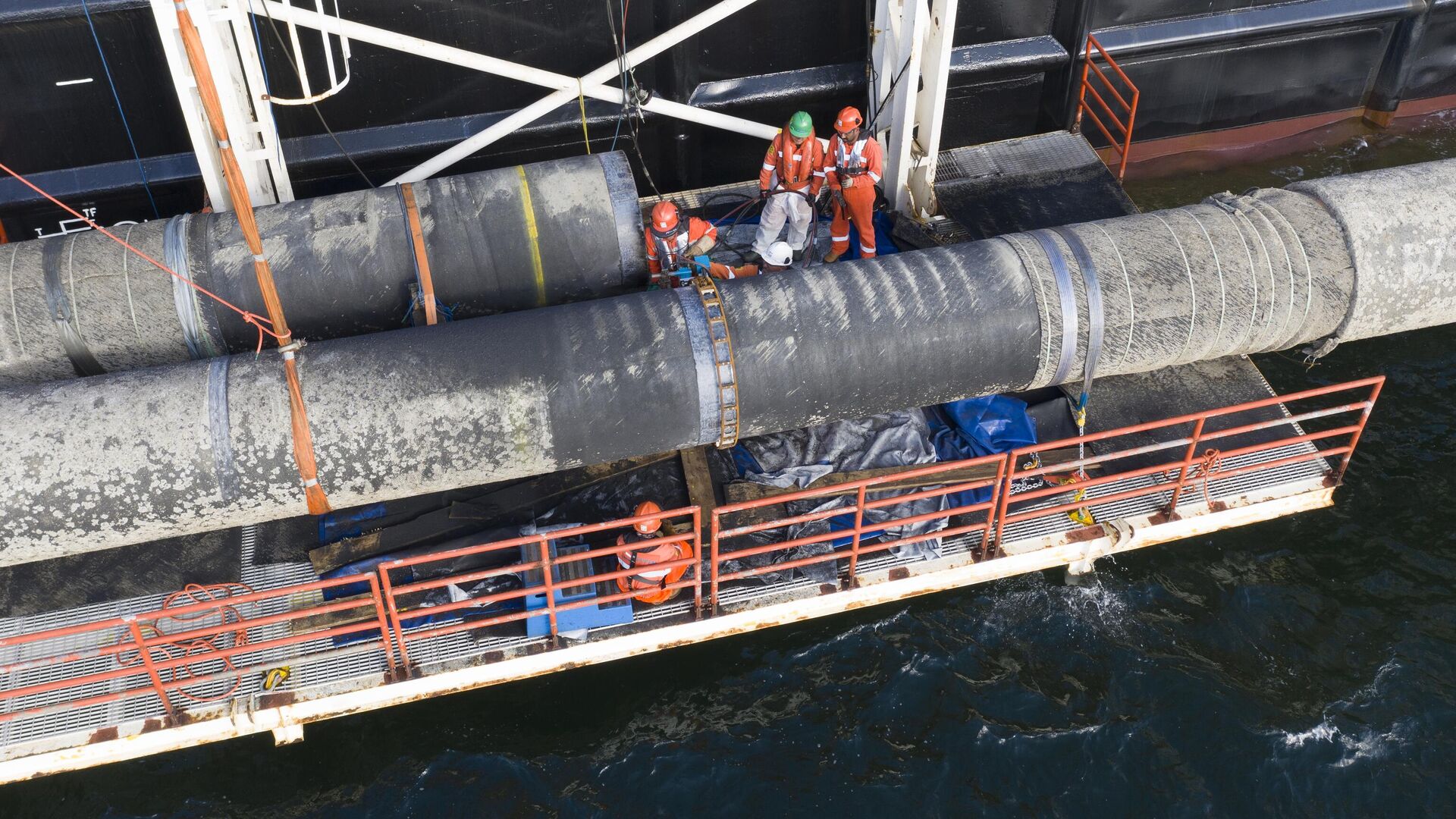  Надводная сварка захлёстного стыка морской части газопровода Северный поток-2 - РИА Новости, 1920, 14.01.2021