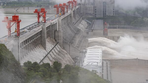 Сброс воды с плотины китайской ГЭС Санься на реке Янцзы в Ичане провинции Хубэй