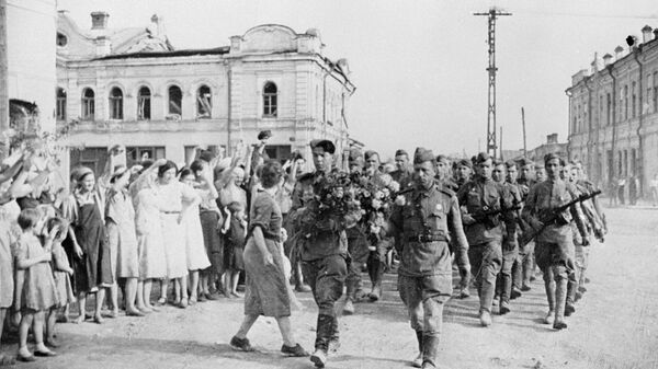 Советские солдаты на улицах освобожденного города Орла во время Великой Отечественной войны