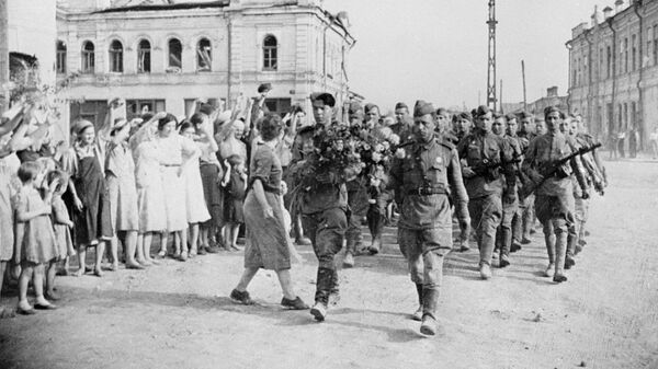 Советские солдаты на улицах освобожденного города Орла во время Великой Отечественной войны