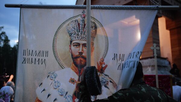 Верующие во время альтернативного Царского крестного хода у стен Среднеуральского женского монастыря