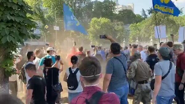 Митинг в Киеве против отмены обязательного обучения в школах на украинском языке