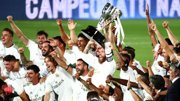 Футболисты мадридского Реала радуются победе в чемпионате Испании