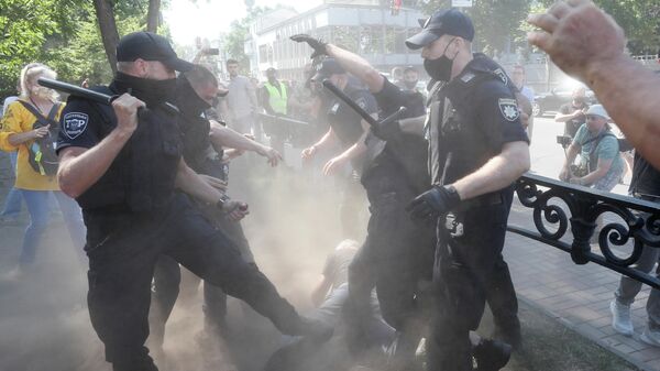 Столкновения протестующих с полицейскими в Киеве